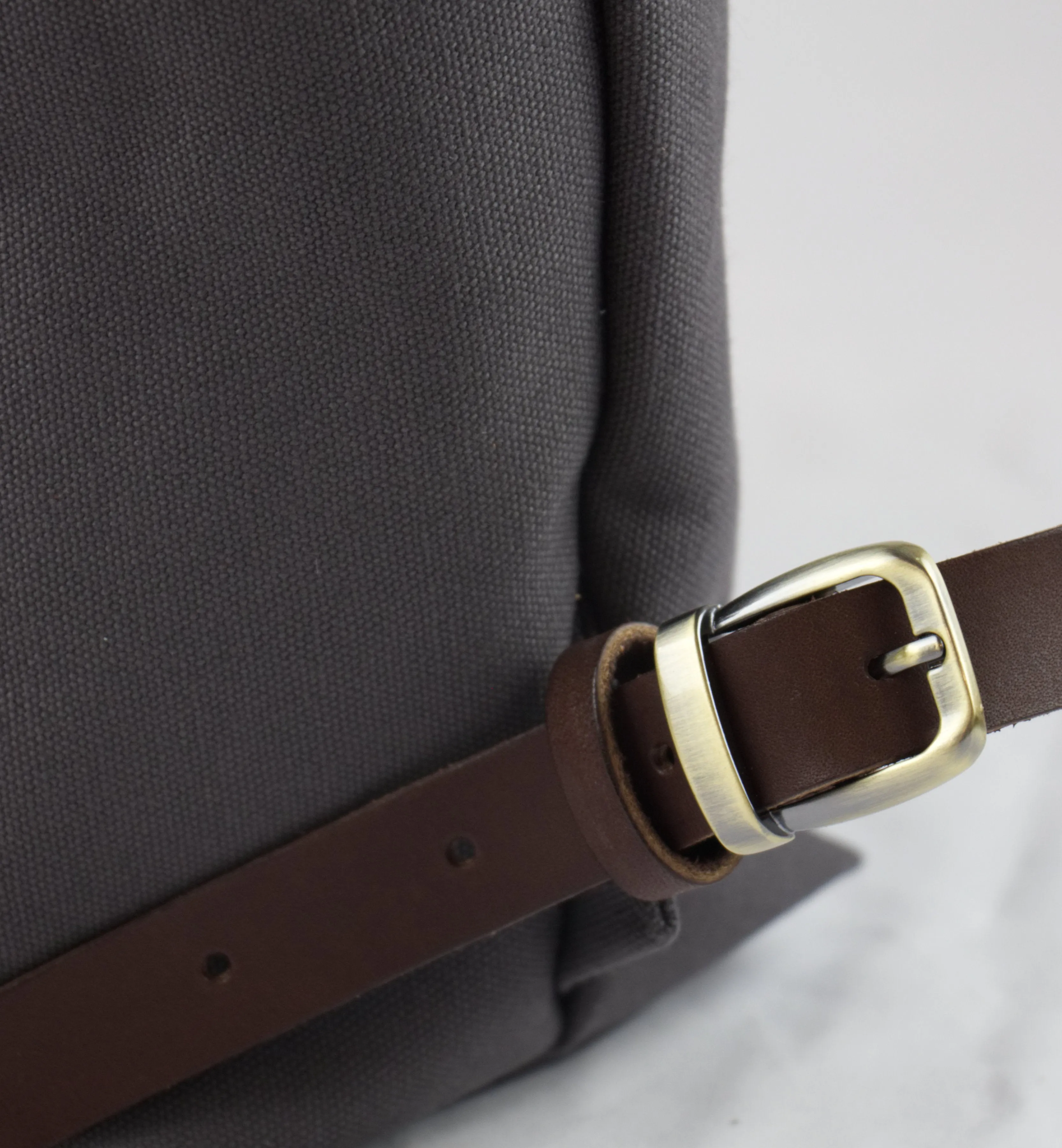 Backtote: Antique Brass Hardware